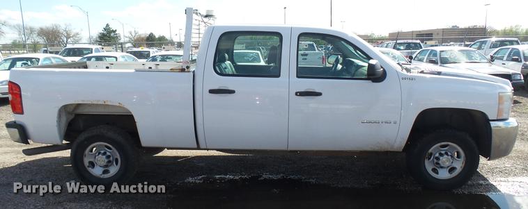 image for item L2477 2007 Chevrolet Silverado 2500HD Crew Cab pickup truck