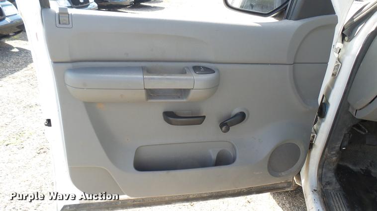 image for item L2477 2007 Chevrolet Silverado 2500HD Crew Cab pickup truck