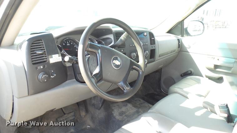 image for item L2477 2007 Chevrolet Silverado 2500HD Crew Cab pickup truck