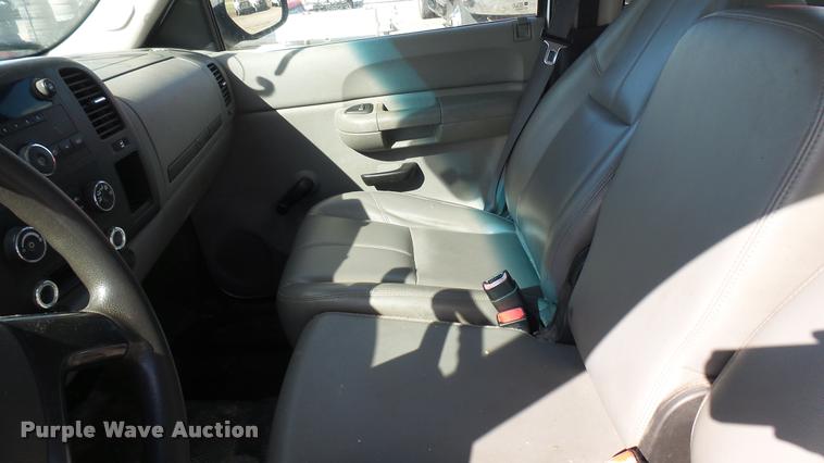 image for item L2477 2007 Chevrolet Silverado 2500HD Crew Cab pickup truck