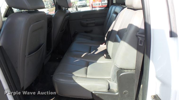 image for item L2477 2007 Chevrolet Silverado 2500HD Crew Cab pickup truck