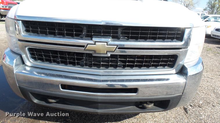 image for item L2477 2007 Chevrolet Silverado 2500HD Crew Cab pickup truck