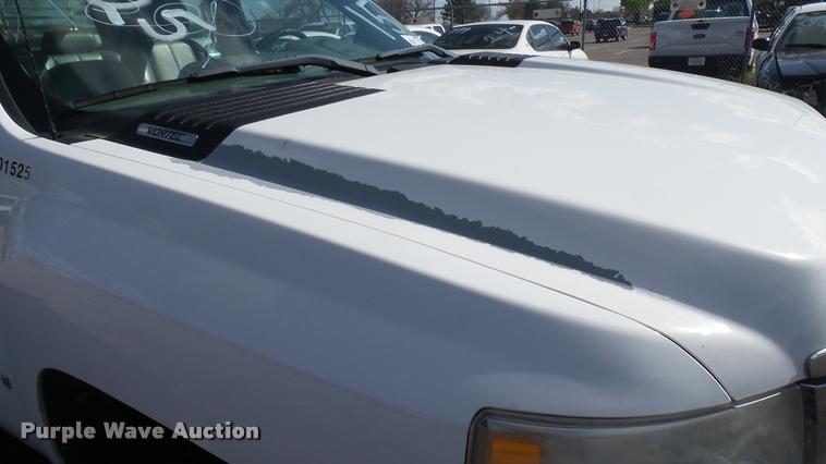 image for item L2477 2007 Chevrolet Silverado 2500HD Crew Cab pickup truck