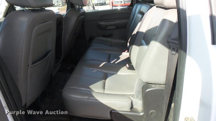 image for item L2477 2007 Chevrolet Silverado 2500HD Crew Cab pickup truck