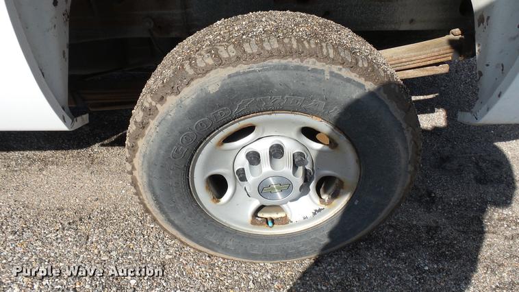 image for item L2477 2007 Chevrolet Silverado 2500HD Crew Cab pickup truck