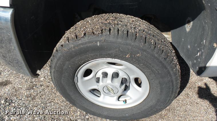 image for item L2477 2007 Chevrolet Silverado 2500HD Crew Cab pickup truck