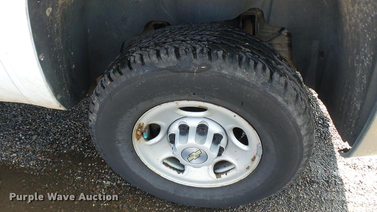 image for item L2477 2007 Chevrolet Silverado 2500HD Crew Cab pickup truck