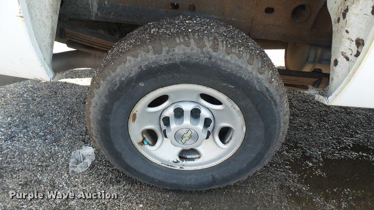 image for item L2477 2007 Chevrolet Silverado 2500HD Crew Cab pickup truck