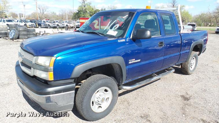 image for item L2478 2003 Chevrolet Silverado 2500HD Ext. Cab pickup truck