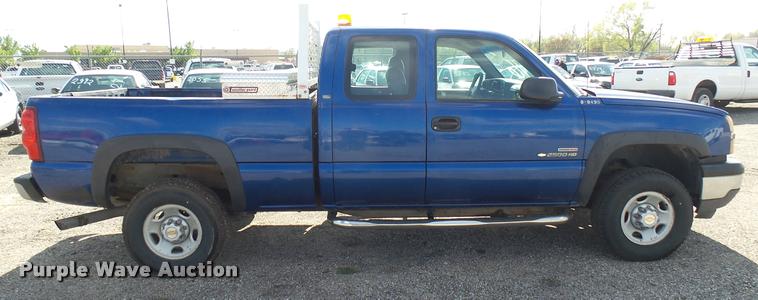 image for item L2478 2003 Chevrolet Silverado 2500HD Ext. Cab pickup truck