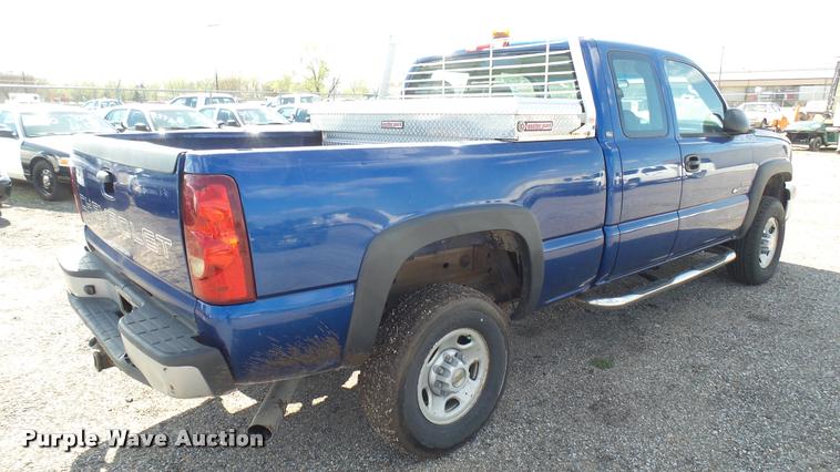 image for item L2478 2003 Chevrolet Silverado 2500HD Ext. Cab pickup truck