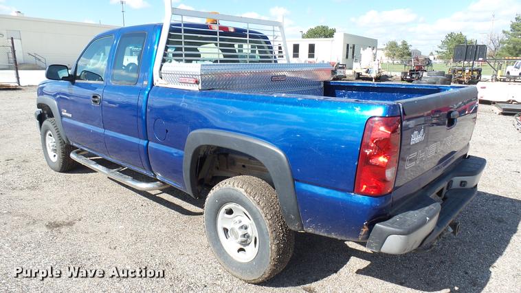 image for item L2478 2003 Chevrolet Silverado 2500HD Ext. Cab pickup truck