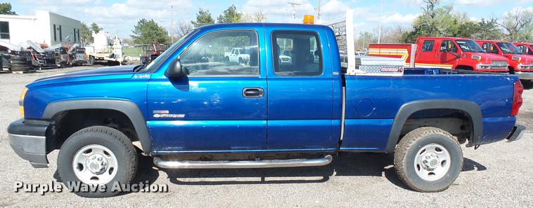 image for item L2478 2003 Chevrolet Silverado 2500HD Ext. Cab pickup truck