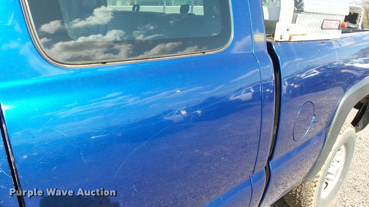 image for item L2478 2003 Chevrolet Silverado 2500HD Ext. Cab pickup truck