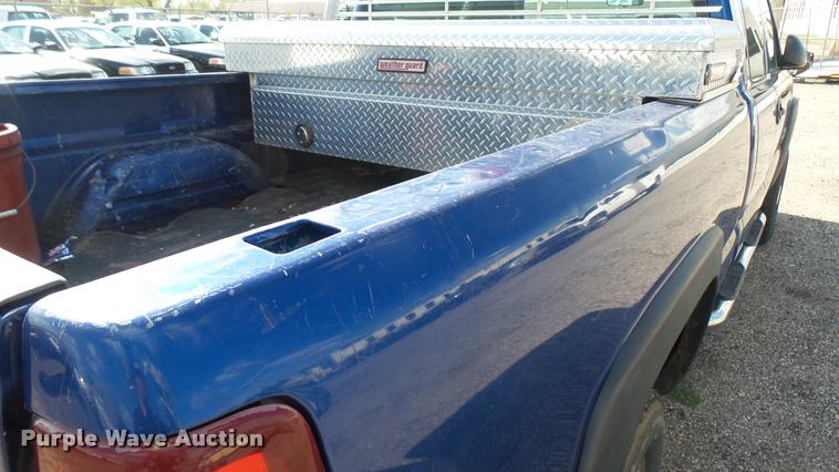 image for item L2478 2003 Chevrolet Silverado 2500HD Ext. Cab pickup truck