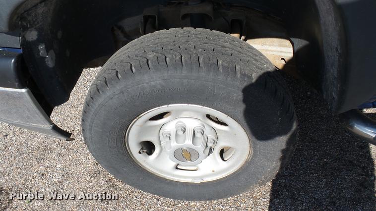 image for item L2478 2003 Chevrolet Silverado 2500HD Ext. Cab pickup truck