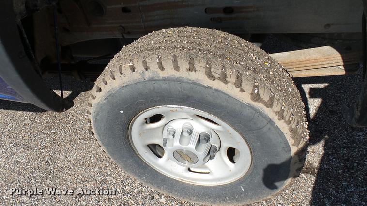 image for item L2478 2003 Chevrolet Silverado 2500HD Ext. Cab pickup truck