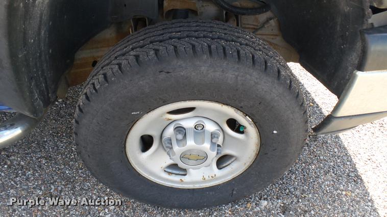 image for item L2478 2003 Chevrolet Silverado 2500HD Ext. Cab pickup truck