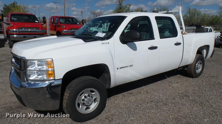 image for item L2479 2007 Chevrolet Silverado 2500HD Crew Cab pickup truck