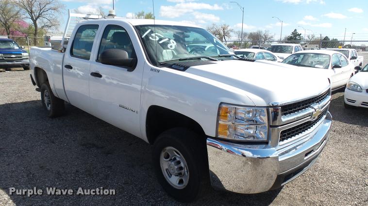 image for item L2479 2007 Chevrolet Silverado 2500HD Crew Cab pickup truck
