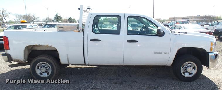 image for item L2479 2007 Chevrolet Silverado 2500HD Crew Cab pickup truck