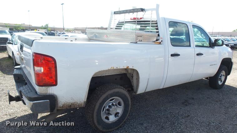image for item L2479 2007 Chevrolet Silverado 2500HD Crew Cab pickup truck