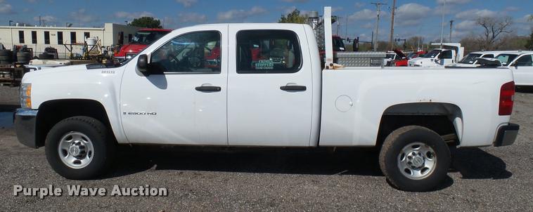 image for item L2479 2007 Chevrolet Silverado 2500HD Crew Cab pickup truck