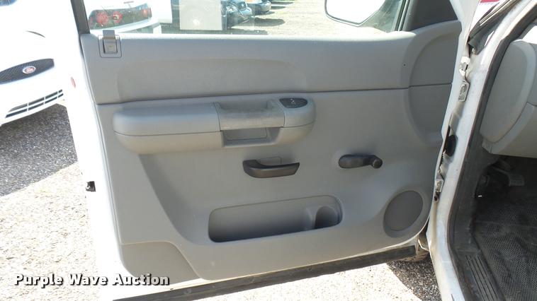 image for item L2479 2007 Chevrolet Silverado 2500HD Crew Cab pickup truck