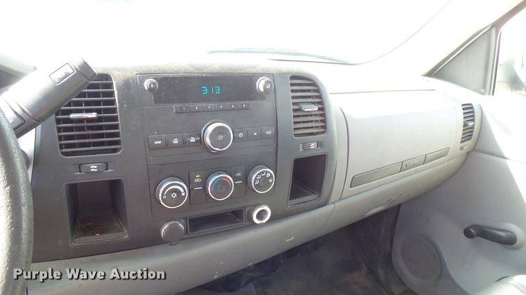 image for item L2479 2007 Chevrolet Silverado 2500HD Crew Cab pickup truck