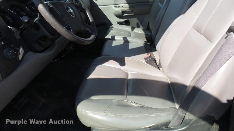 image for item L2479 2007 Chevrolet Silverado 2500HD Crew Cab pickup truck