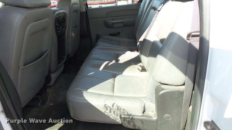 image for item L2479 2007 Chevrolet Silverado 2500HD Crew Cab pickup truck