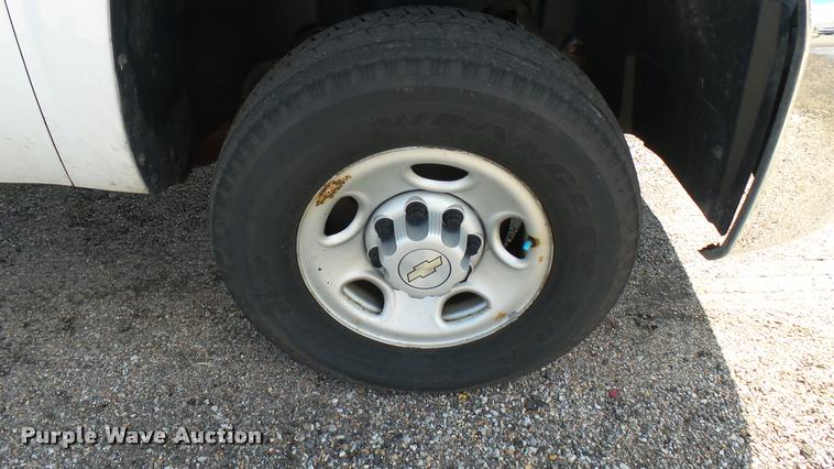 image for item L2479 2007 Chevrolet Silverado 2500HD Crew Cab pickup truck