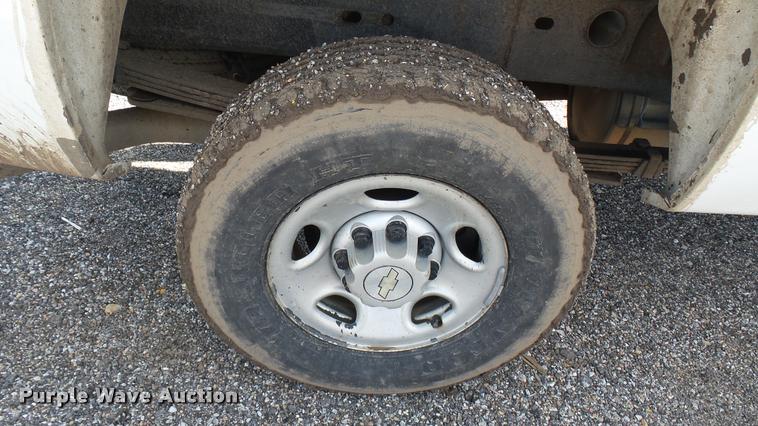 image for item L2479 2007 Chevrolet Silverado 2500HD Crew Cab pickup truck