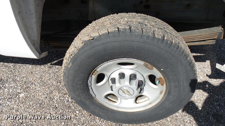 image for item L2479 2007 Chevrolet Silverado 2500HD Crew Cab pickup truck