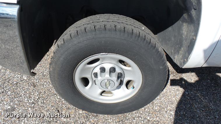 image for item L2479 2007 Chevrolet Silverado 2500HD Crew Cab pickup truck