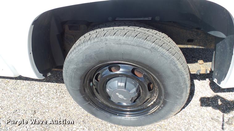 image for item L2481 2008 Chevrolet Colorado Crew Cab pickup truck