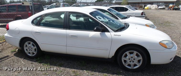 image for item L2483 2006 Ford Taurus SE