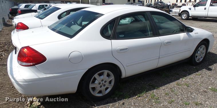 image for item L2483 2006 Ford Taurus SE