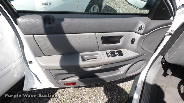 image for item L2483 2006 Ford Taurus SE