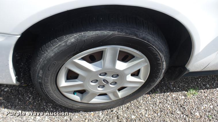 image for item L2483 2006 Ford Taurus SE