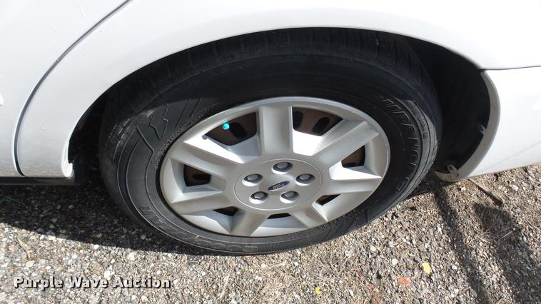 image for item L2483 2006 Ford Taurus SE