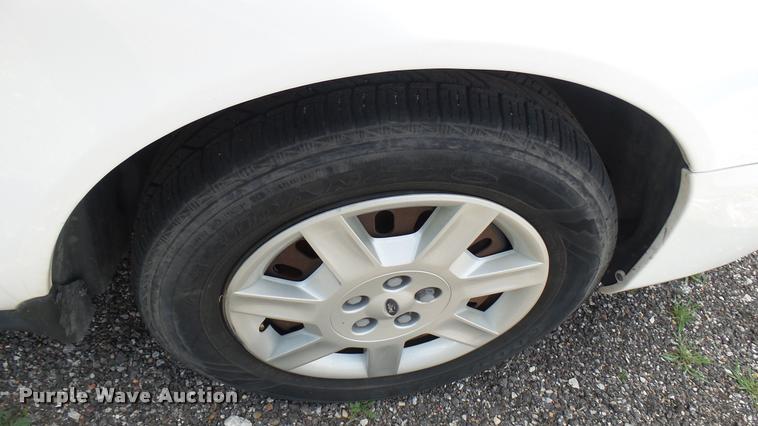 image for item L2483 2006 Ford Taurus SE
