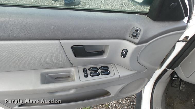 image for item L2484 2006 Ford Taurus SE