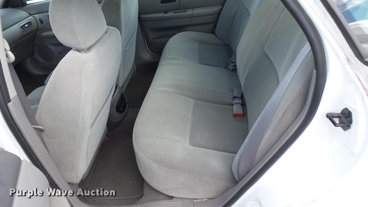 image for item L2484 2006 Ford Taurus SE