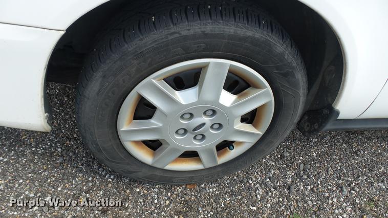 image for item L2484 2006 Ford Taurus SE