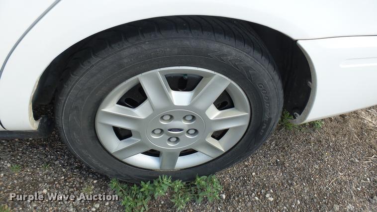 image for item L2484 2006 Ford Taurus SE