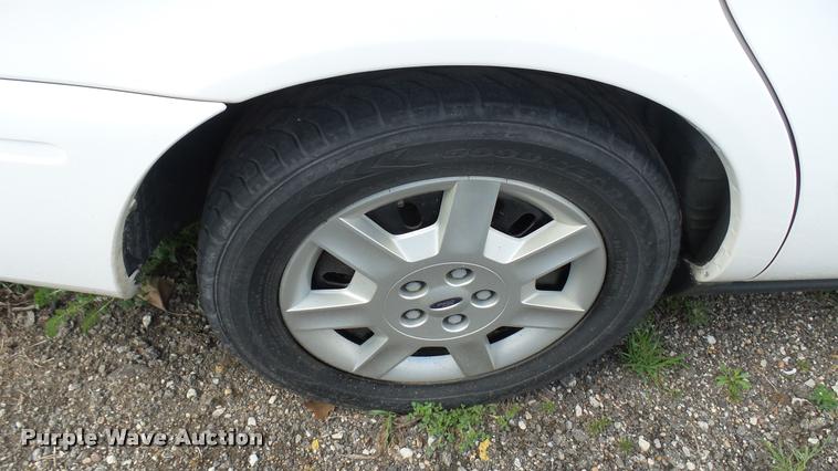 image for item L2484 2006 Ford Taurus SE