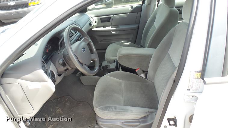 image for item L2485 2006 Ford Taurus SE