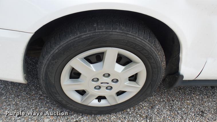 image for item L2485 2006 Ford Taurus SE