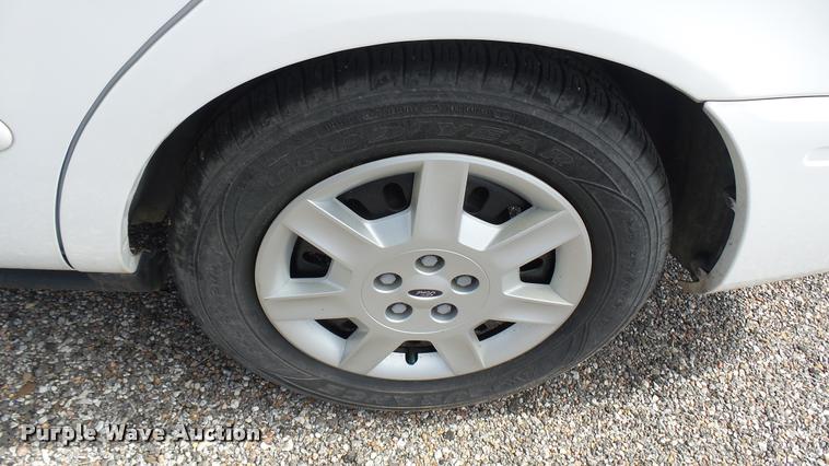 image for item L2485 2006 Ford Taurus SE